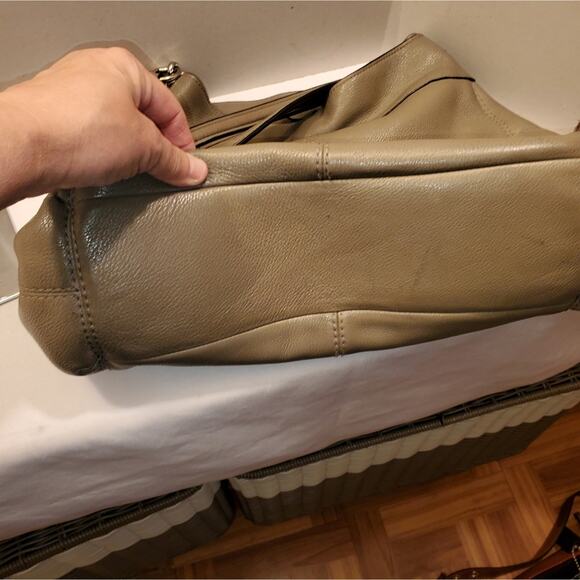 COACH LARGE GREY LEATHER 3 COMPARTMENT SAT⦠- Picture 8 of 9